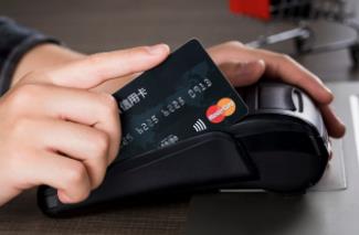 信用卡绑在手机上消费和直接刷卡有什么区别？