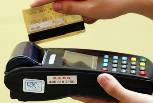 信用卡不小心逾期，违约金和利息都是怎么算的?配图