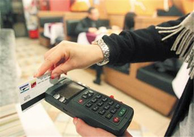 使用信用卡进行大额消费时应注意哪些事项？
